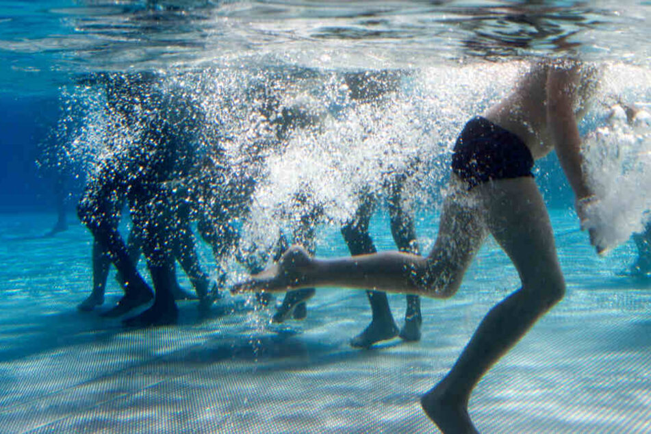 Ein 12 Jahre alter Junge hat in einem Schwimmbad etwas beobachtet. (Symbolbild)