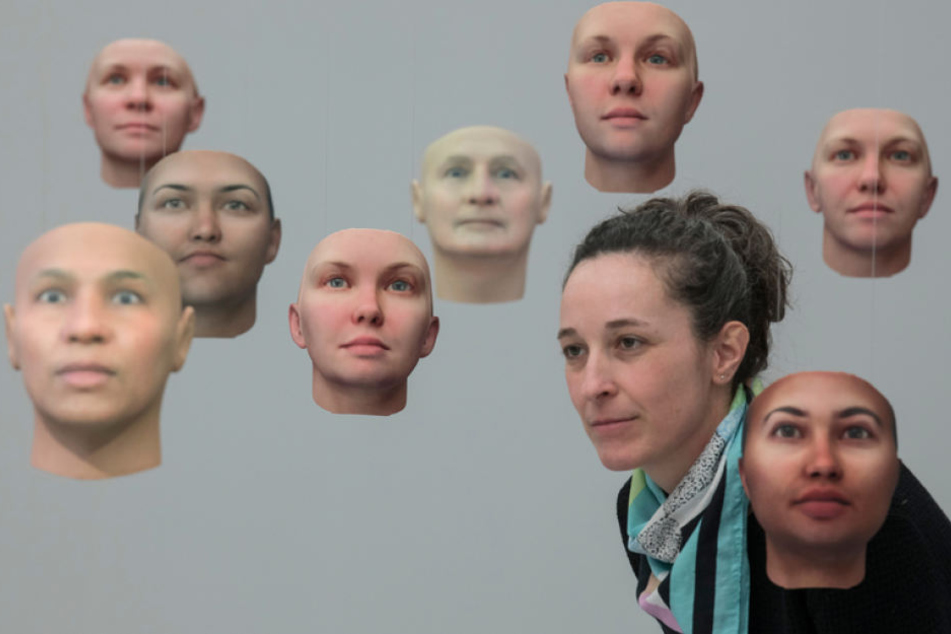 Die schwebenden Gesichter stammen allesamt aus dem 3D-Drucker. Sie entstammen der DNA von Whistleblowerin Chelsea E. Manning.