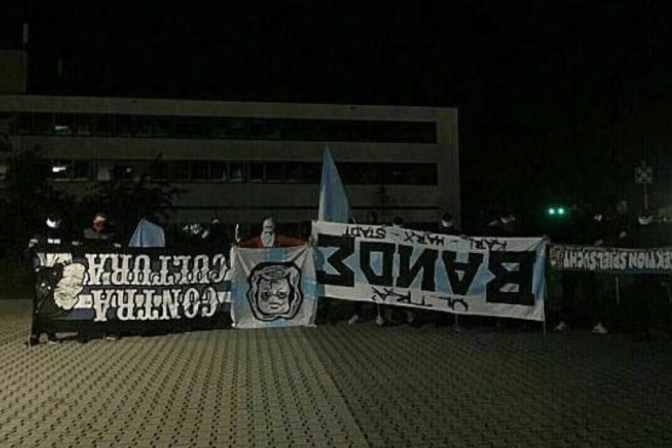 Die Frankfurter Ultras zeigen die erbeuteten Fahnen auf Instragram.