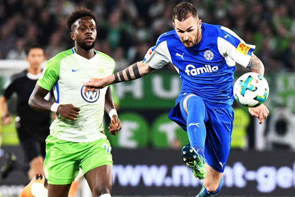 Kiels Dominik Schmidt (r.) im Duell mit Wolfsburgs Divock Origi (l.)