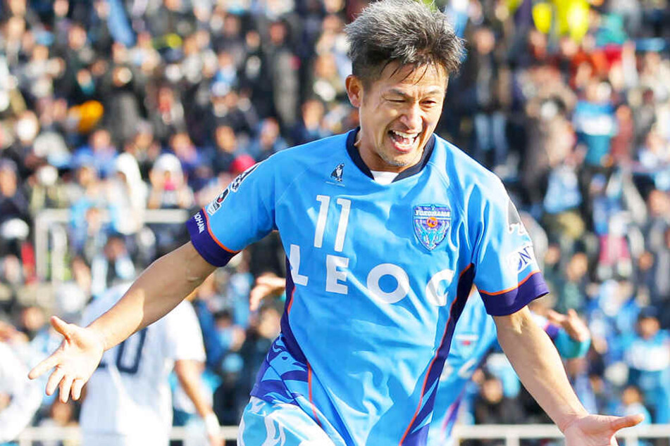 Grenzenloser Jubel: Kazuyoshi Miura traf im Alter von 50 Jahren für den Yokohama FC. Der heute 51-Jährige hat seinen Vertrag beim japanischen Zweitligisten gerade erst um ein weiteres Jahr verlängert.