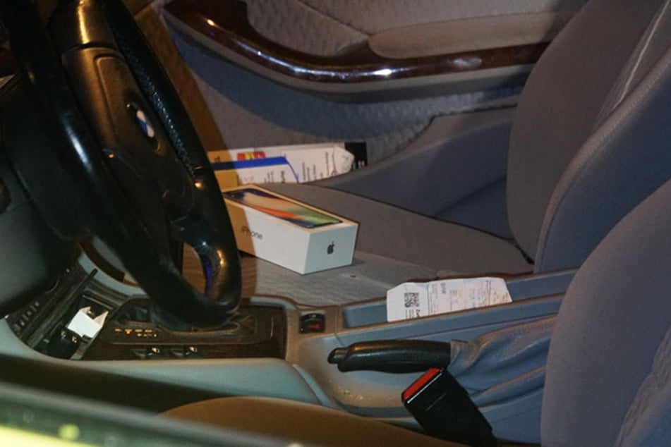 Das Auto samt teurem Smartphone wird der Mann so schnell nicht wiedersehen.