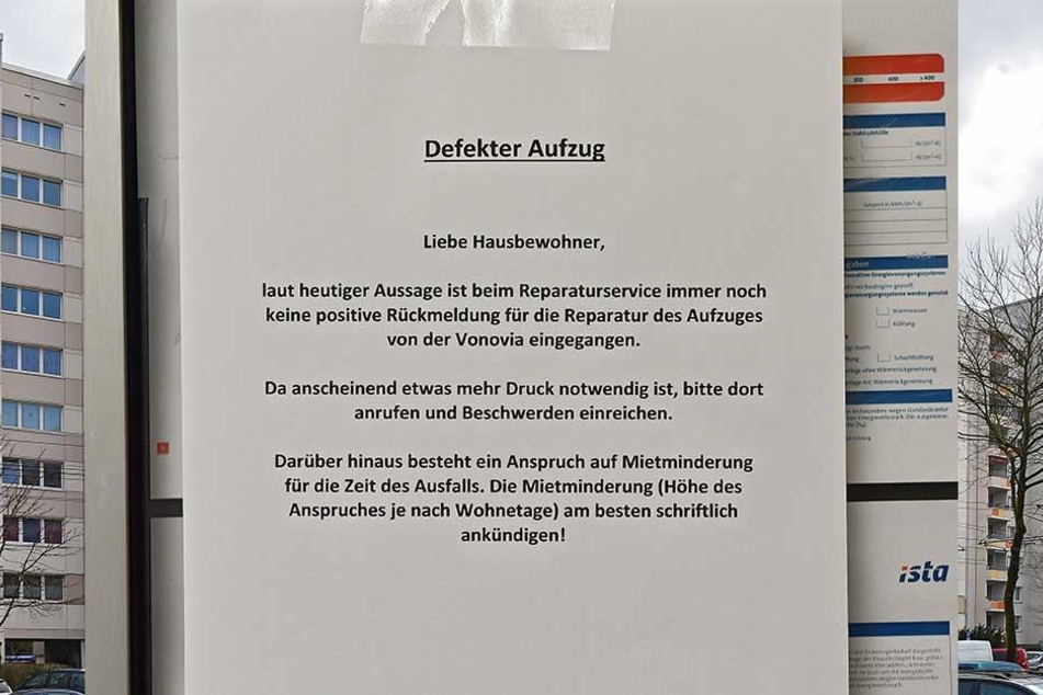 Der Aushang informiert die Mieter über den defekten Fahrstuhl.