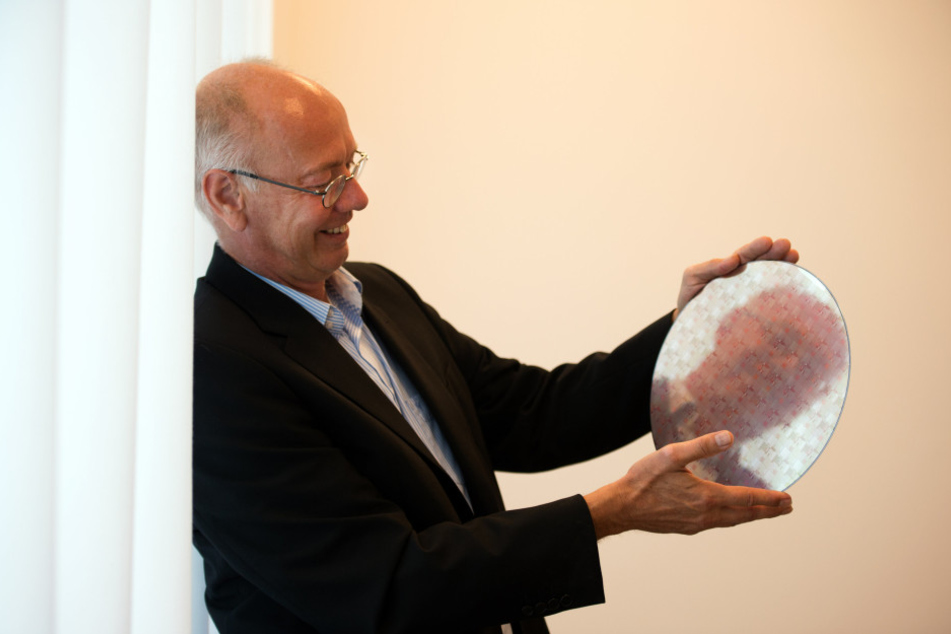 GF-Chef Rutger Wijburg (54) zeigt einen Wafer mit der
22-Nanometer-FDX-Technologie. Anfang 2017 startet die Produktion.