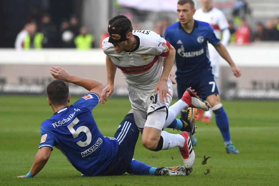 Stuttgarts Christian Gentner (r.) im Zweikampf mit Schalkes Matija Nastasic.