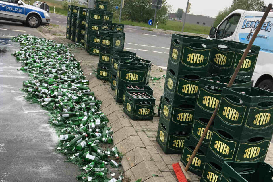 Die Bierflaschen lagen zerbrochen auf der Straße.