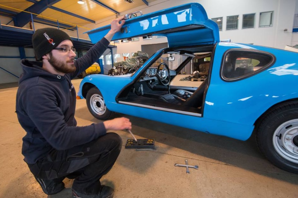Kfz-Mechaniker Jonas Bäßler (24) bei letzten Handgriffen.