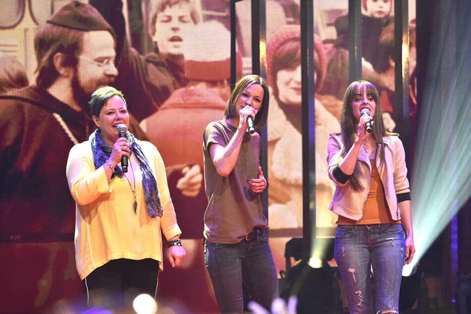 Heute singen Claudia (l.) und Sabrina (r.) gemeinsam mit Christina Stürmer (37, mitte) für ihre Mutter.