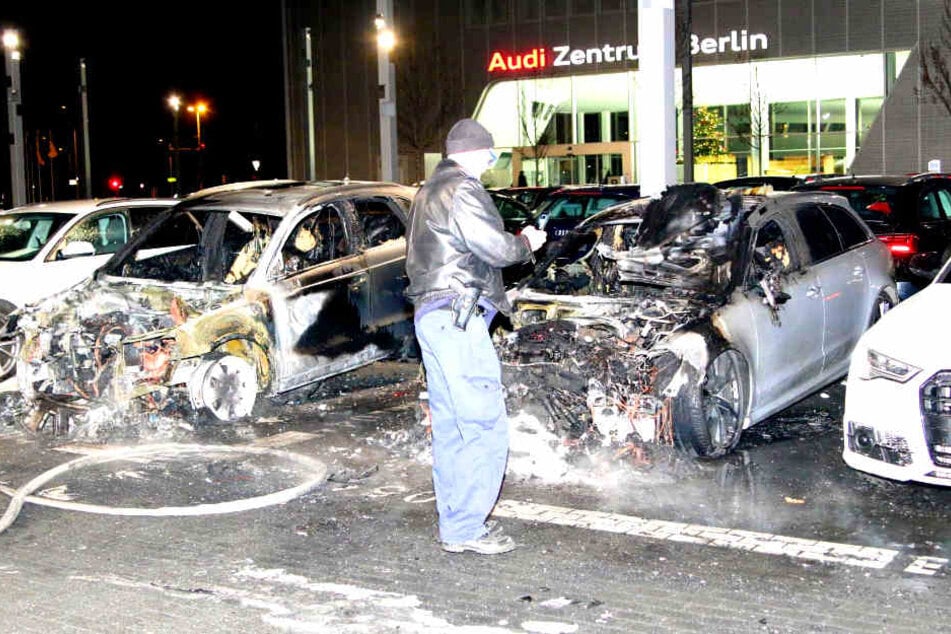 Auf dem Gelände des Audi Zentrums Berlin-Adlershof sind in der Nacht zu Montag zwei Autos komplett ausgebrannt.