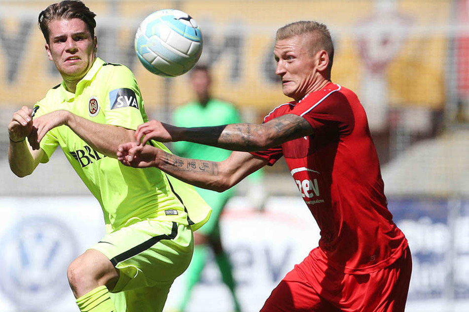 Voller Einsatz: Marc-Philipp Zimmermann beim Heimspiel in Dresden gegen Wehens Sven Müller.