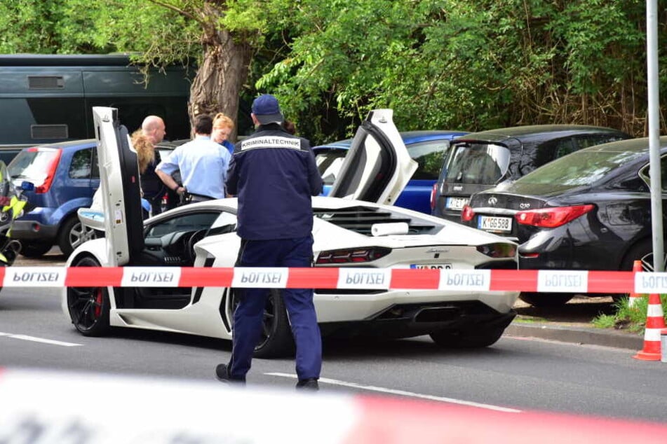 Der weiße Lamborghini soll dem Kölner Bandidos-Boss gehören. Er ließ ihn stehen.