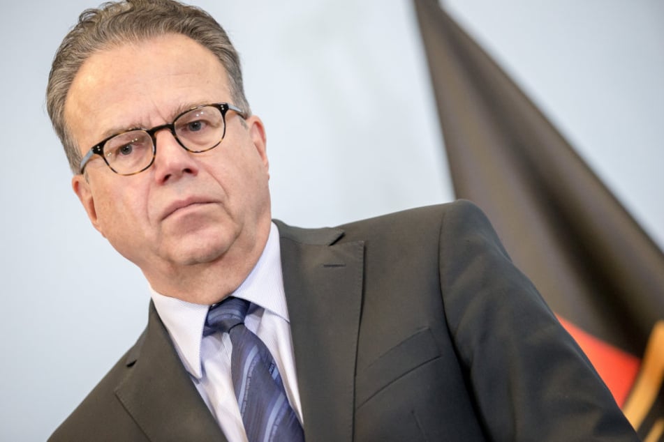 Bundesagentur-Chef Frank-Jürgen Weise kritisiert, dass nicht genügend Ein-Euro-Jobs geschaffen werden.