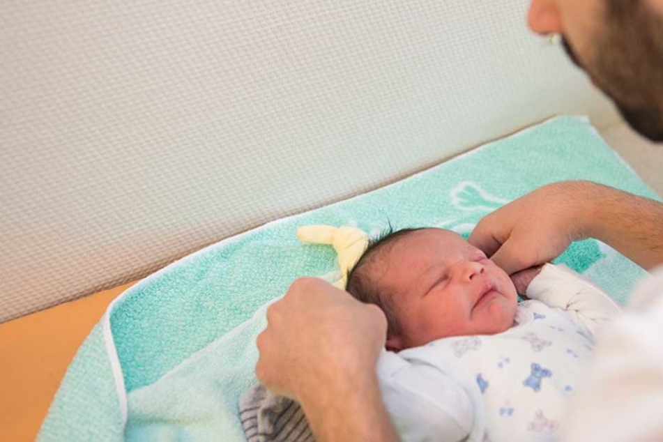 Er brachte ein Kind auf die Welt, wollte aber als dessen Vater eingetragen werden.