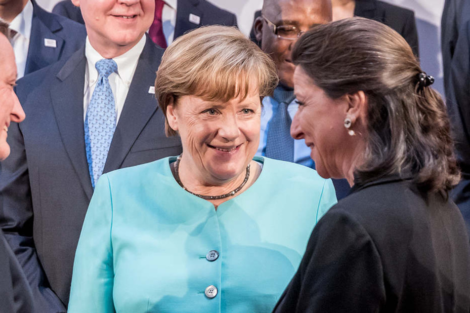 Gesundheitsministerin Agnès Buzyn (re.) (hier mit Angela Merkel beim G20 in Hamburg) erklärt die Teuerung mit den täglich 200 französischen Toten durch den Qualm..