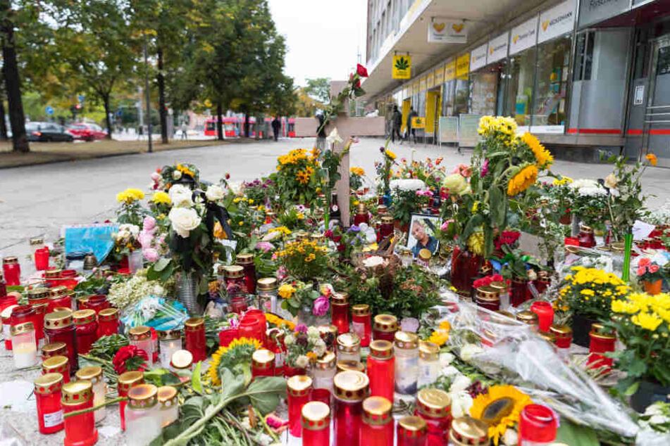 Zahlreiche Blumen und Kerzen am Gedenkort in der Brückensraße in Chemnitz.
