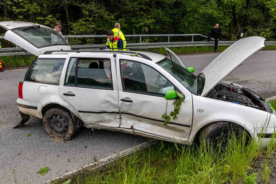 Der VW kam auf der Straße ins Schleudern, prallte gegen eine Leitplanke und kam an einer Böschung zum Stehen.