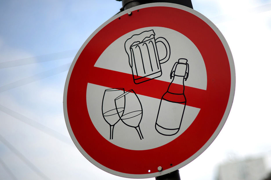 Darf an den Haltestellen des öffentlichen Nahverkehrs bald kein Alkohol getrunken werden? (Symbolbild)
