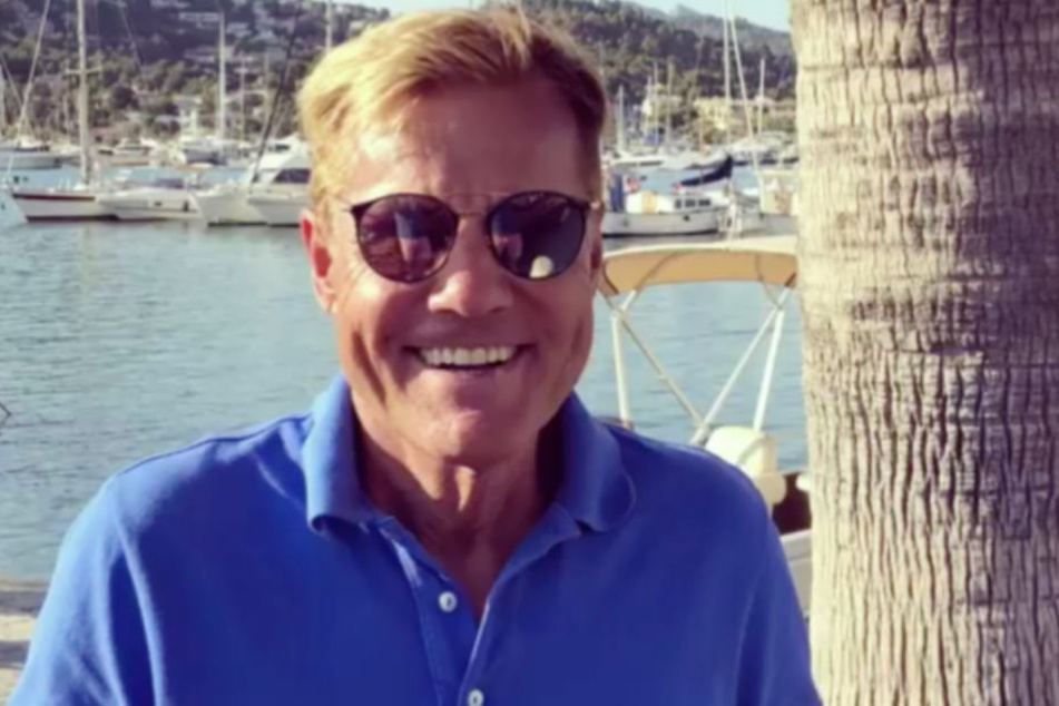 Noch im Urlaub, aber zurück: Dieter Bohlen strahlt sichtlich erholt in die Kamera.