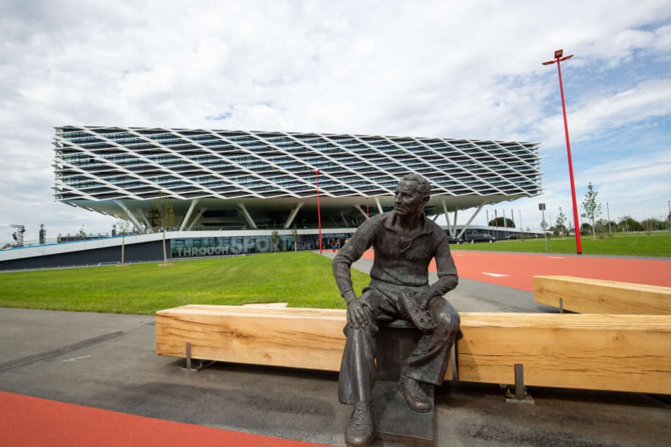 Vor dem neuen Bürogebäude "Arena" des Sportartikelherstellers adidas ist eine Statue des Gründers Adolf "Adi" Dassler angebracht.