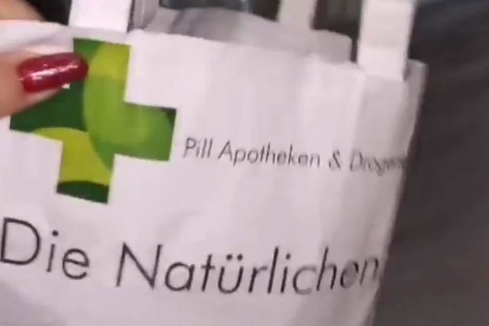 In ihrer Story zeigt Schwesta Ewa die entsprechende Tüte und richtet einen öffentlichen Appell an mögliche Helfer.