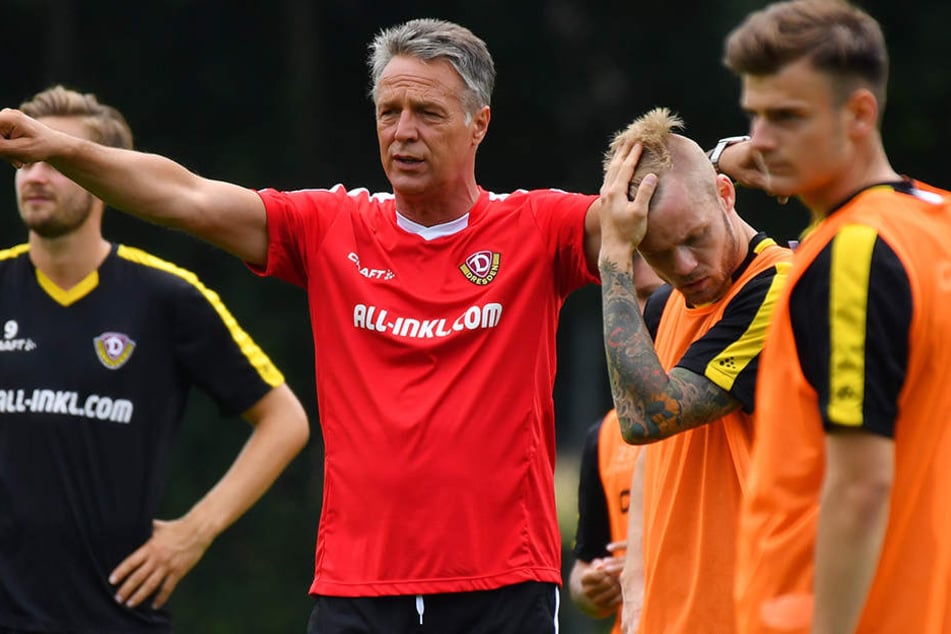 Uwe Neuhaus (2.v.l.) gibt Anweisungen für seine Profis.