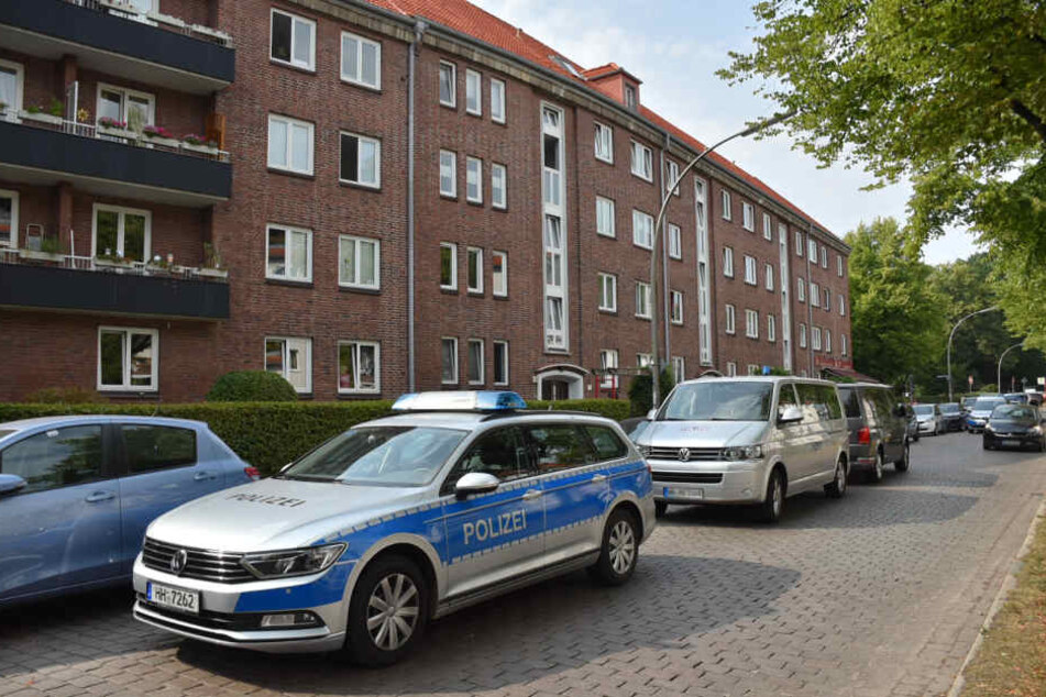 Fahrzeuge der Polizei am Tatort.