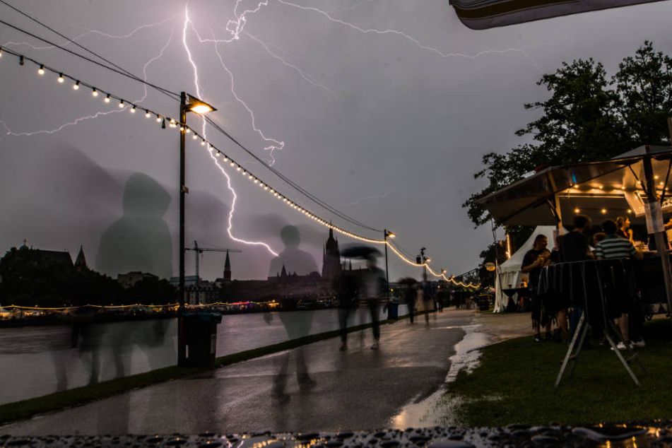 Ein Blitz überrascht Besucher des Museumsuferfestes in Frankfurt.