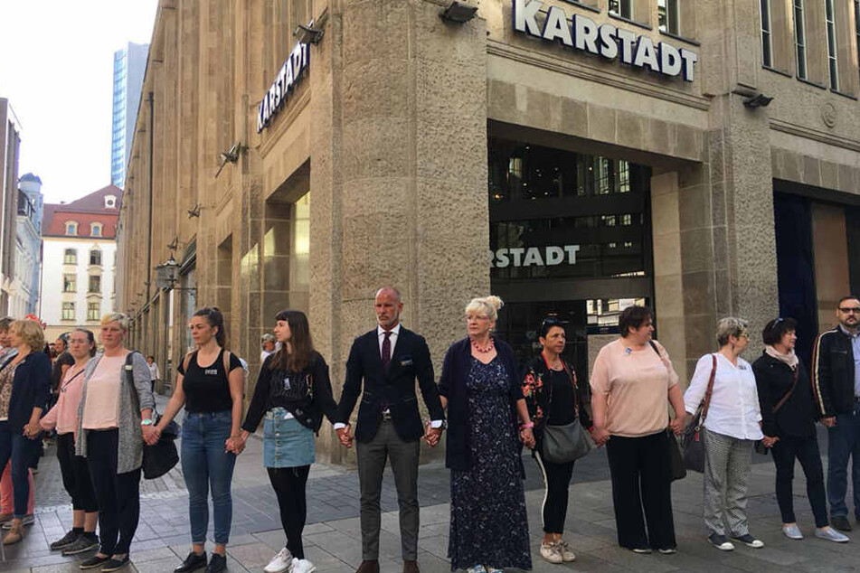 Karstadt-Filialchef Michael Zielke (Mitte) kämpfte am Mittwoch gemeinsam mit Angestellten, Kunden und benachbarten Händlern aus der Leipziger Innenstadt um die Filiale in der Petersstraße.