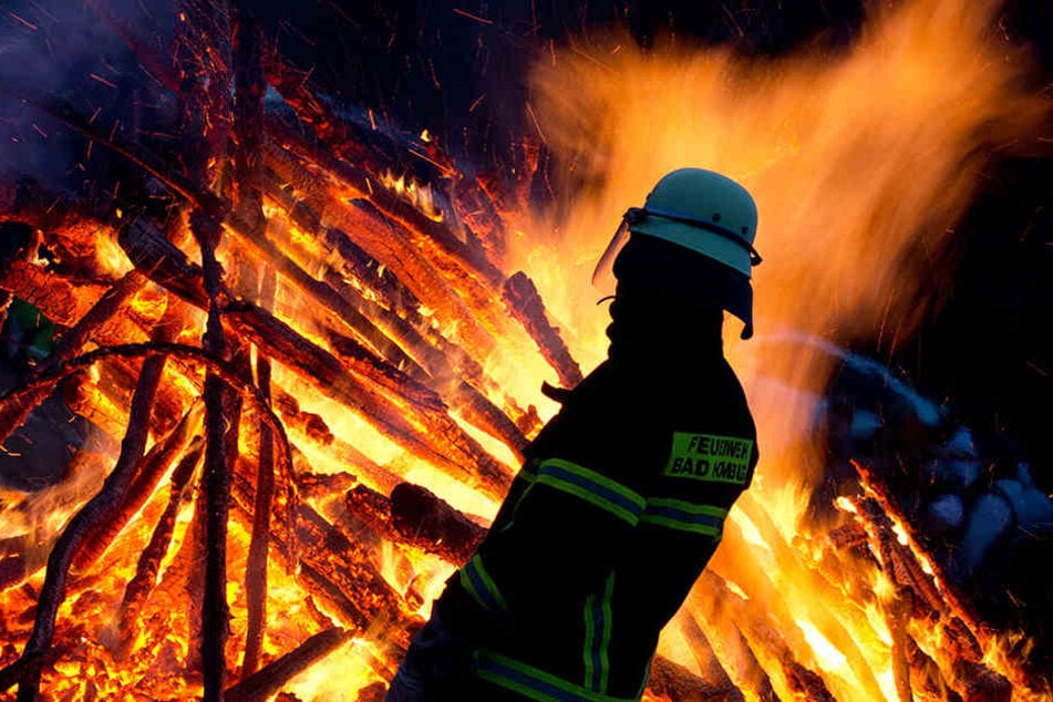 Die Offenbacher Feuerwehr bekämpfte in einem Trafo-Häuschen das Feuer. Die Ursache ist noch unklar (Symbolbild).