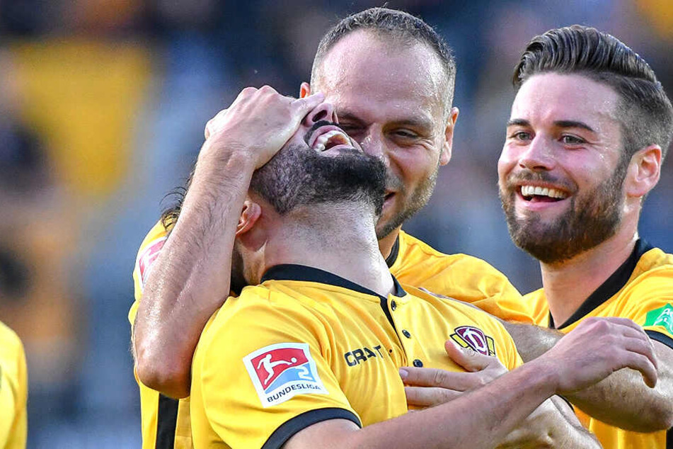 Dynamische Glückseligkeit: Rico Benatelli (Mitte) und Niklas Kreuzer (rechts) herzen Aias Aosman, den Torschützen zum 1:0.
