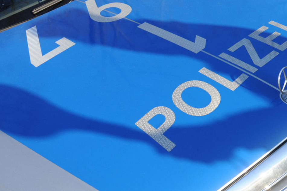 Der Betrunkene sprang plötzlich auf die Motorhaube des Polizeiwagens. (Symbolbild)