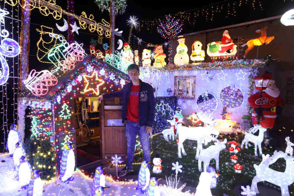 Der 18-jährige Piet Ahnert vor seinem Weihnachts-Wunderland.