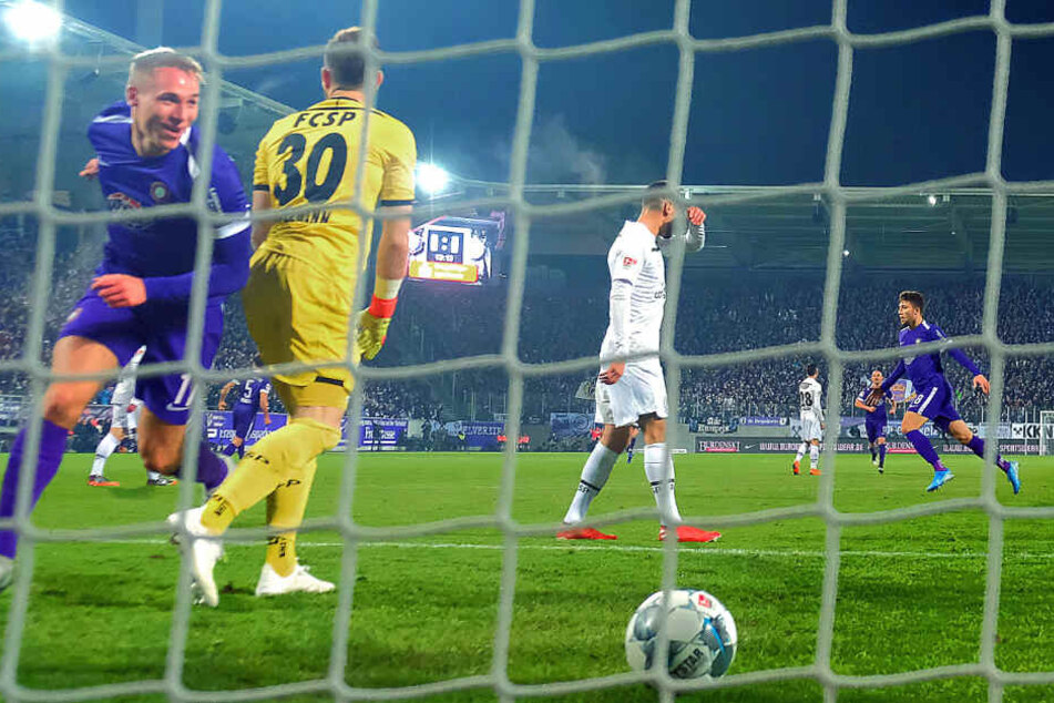 Florian Krüger (l.) jubelt nach seinem Führungstreffer beim Sieg gegen den FC St. Pauli.