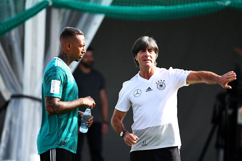 Jérôme Boateng (l.) bekommt von Bundestrainer Joachim Löw eine Pause verordnet.