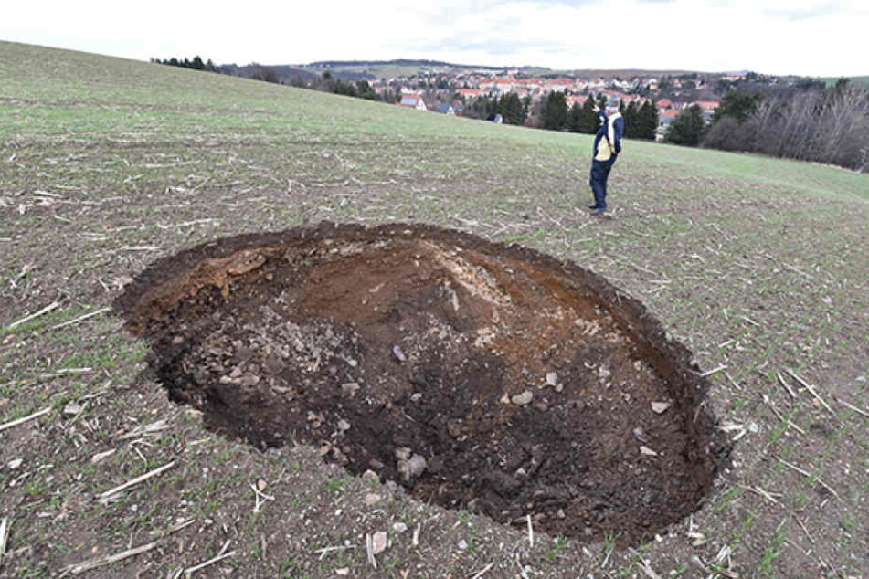 Dieses Loch auf einem Feld bei Dippoldiswalde sorgt für Aufsehen. Das Oberbergamt sucht nach den Ursachen für die Senkung.