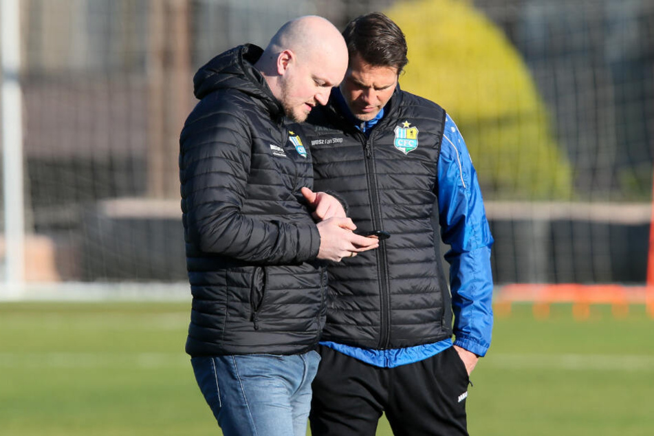CFC-Sportdirektor Armin Causevic (l.) hat für Trainer Patrick Glöckner sicher ein paar interessante Kontakte im Handy...