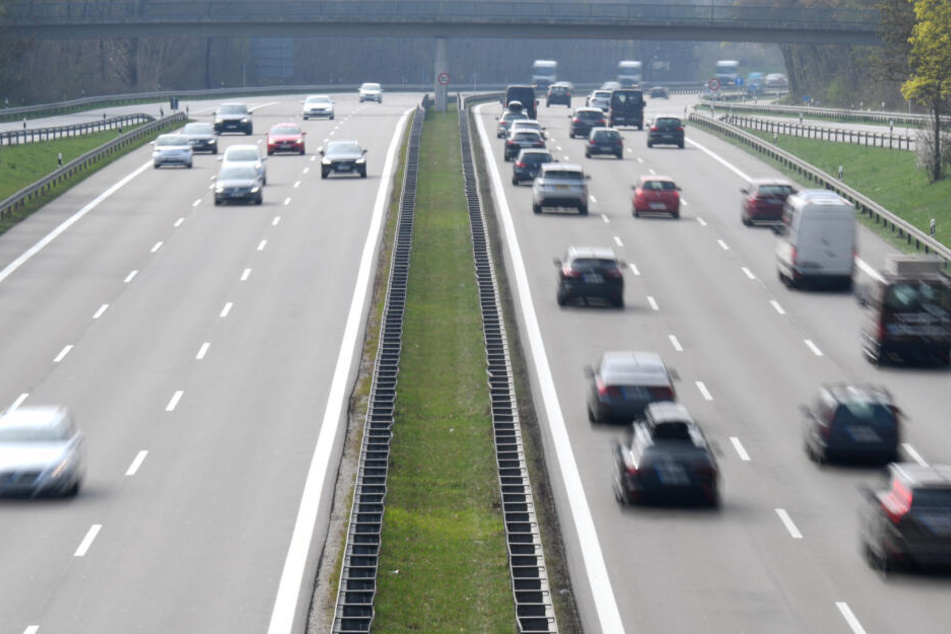 Autos fahren auf der Autobahn A95 bei München. Trotz Ferienbeginn zu Ostern in zahlreichen Bundesländern war das Verkehrsaufkommen hier weitgehend normal.