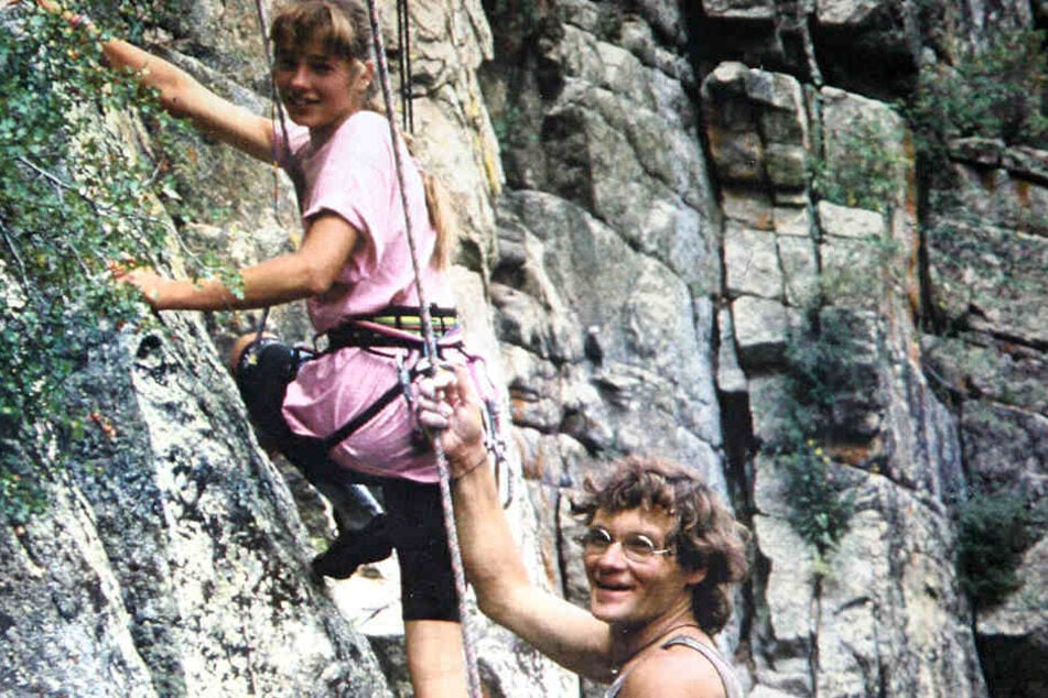 Auch Tochter Heike (39) hat Klettertalent. Ein Bild aus den 1990er Jahren beim gemeinsamen Klettern im Elbsandstein.