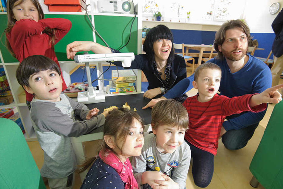 Das sieht toll aus! Die Glückskäfer-Knirpse staunen, was es im neuen Kinderkino zu sehen gibt.