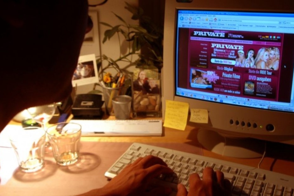 Er soll die Bilder mit beleidigenden Kommentaren versehen haben. Die Frauen wussten nichts von den Aufnahmen. (Symbolbild)