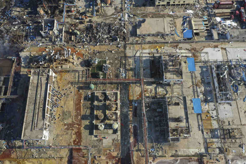 Das Foto zeigt beschädigte Gebäude nach einer Explosion in einem Chemiepark.