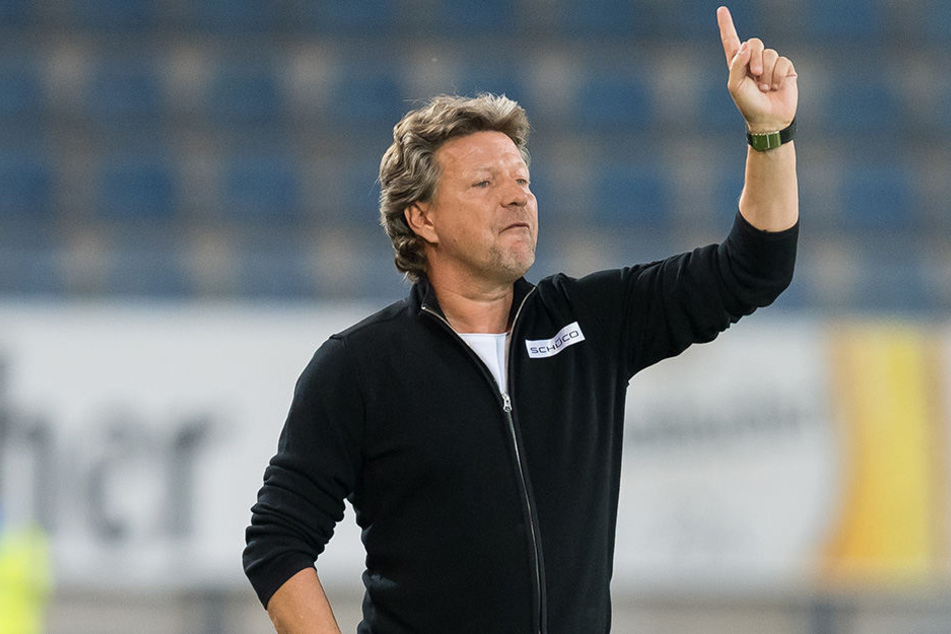 Jeff Saibene zeigt an, wo es mit seinem Team hingeht.