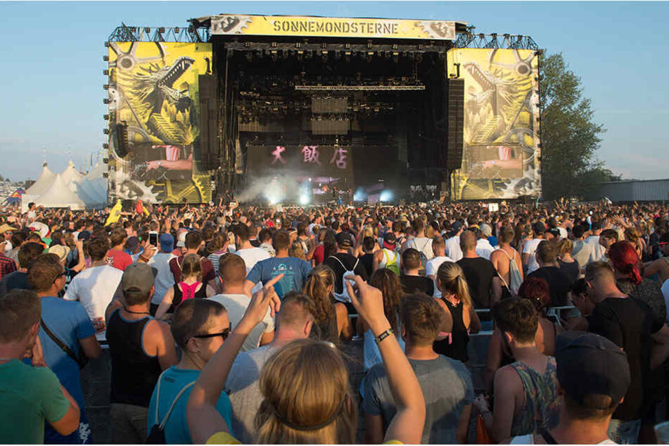 Das Ufer des Bleilochstausees ist seit Freitag wieder eine riesige Tanzfläche für bis zu 35.000 Techno-Fans.