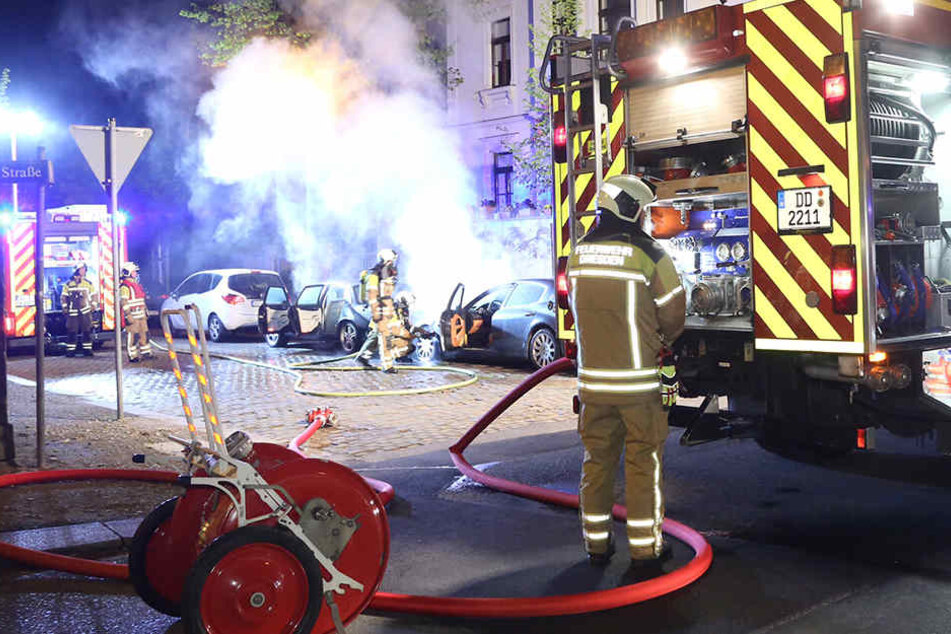 Die Kameraden der Wache Albertstadt konnten einen Totalschaden an den Luxus-Limousinen nicht mehr verhindern.