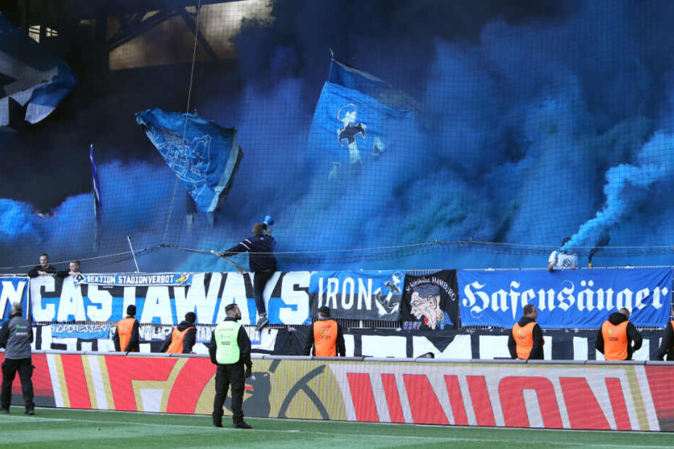 HSV-Fans zünden blau-qualmende Pyro-Technik bei einem Auswärtsspiel. (Archivbild)