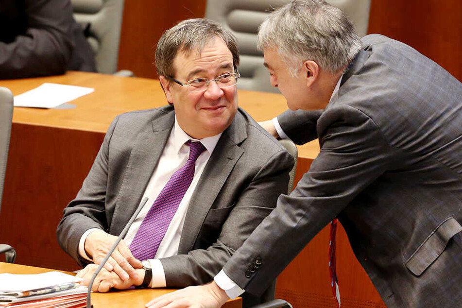 Ministerpräsident Armin Laschet (li.) und Innenminister Herbert Reul beraten sich im Düsseldorfer Landtag.