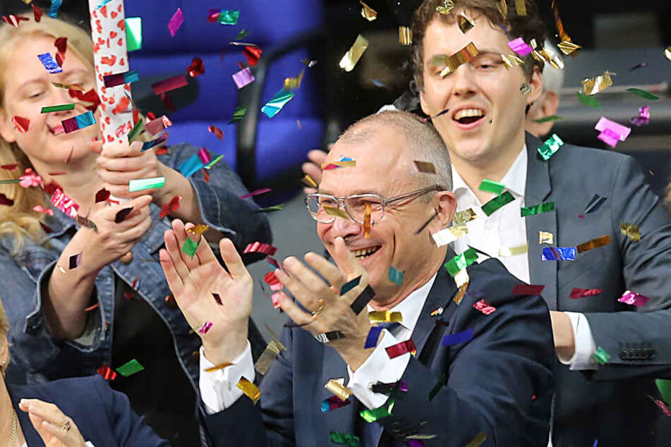 Mit Regenbogen-Konfetti feierten die Abgeordneten von Bündnis 90/Die Grüne die Entscheidung im Bundestag.