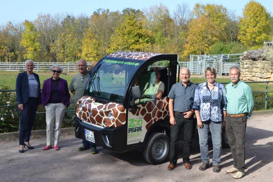 Zur Übergabe des Transporters kamen (v.li.) Silke Wuttke, Vorstand WBG Zukunft und Zoopark-Stiftung, Kathrin Hoyer, Dezernentin für Umwelt, Kultur und Sport, Kai-Uwe Kirsten, Leiter Bau Thüringer Zoopark, Kerstin Quensel, Gärtnerin im Zoopark, Bernd Hopfe