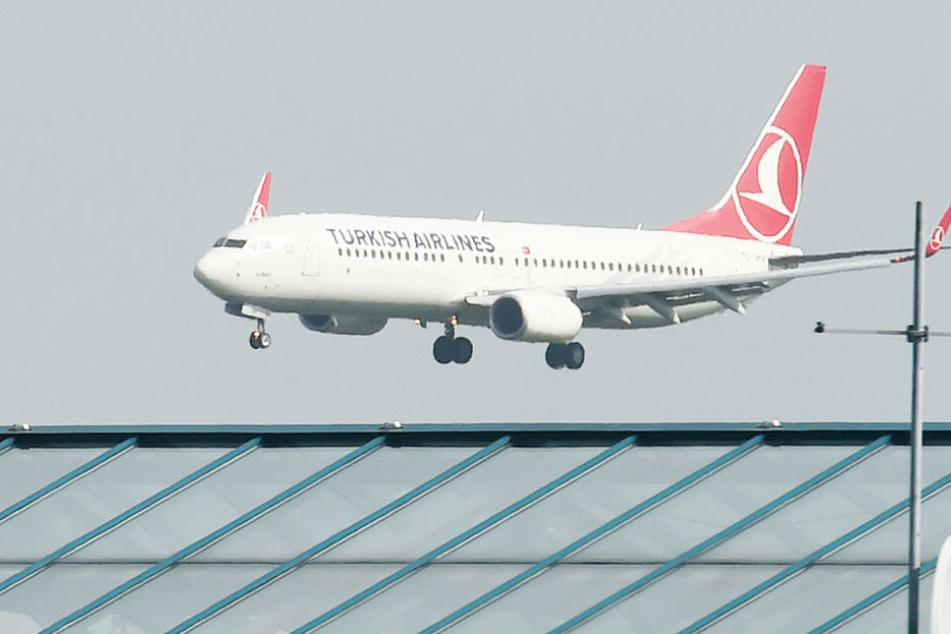 Nach einem Drohanruf musste die Polizei in Köln ein türkisches Passagierflugzeug räumen.