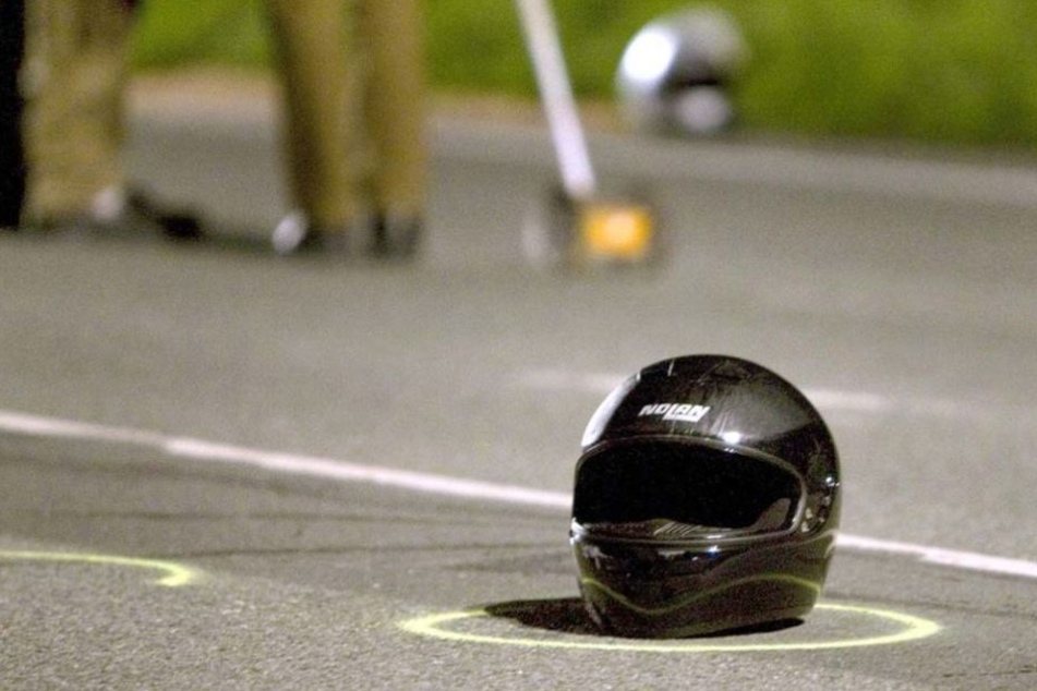 Die 20-Jährige starb noch an der Unfallstelle. Der Fahrer später in der Klinik. (Symbolbild)